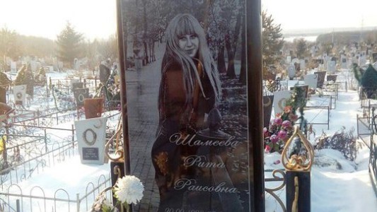 Era tan fanática del celular que le hicieron una lápida con forma de Iphone