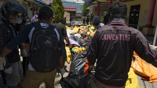 Más de 800 muertos por el terremoto y el tsunami en Indonesia