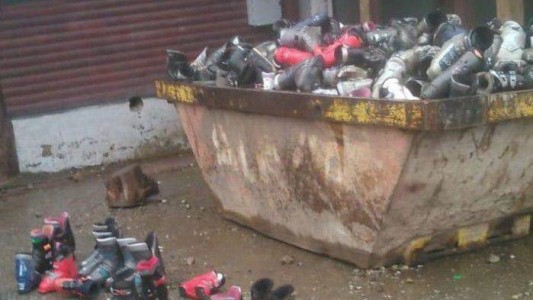 Indignación en las redes: un comerciante de Bariloche tiró botas de esquí a la basura y las rompió para que nadie las use