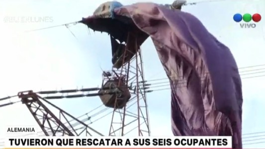 Rescatan a los pasajeros de un globo aerostático enredado en una columna de alta tensión