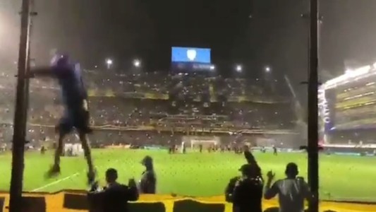 VIDEO: La dura caída de un hincha de Boca que estaba colgado del alambrado