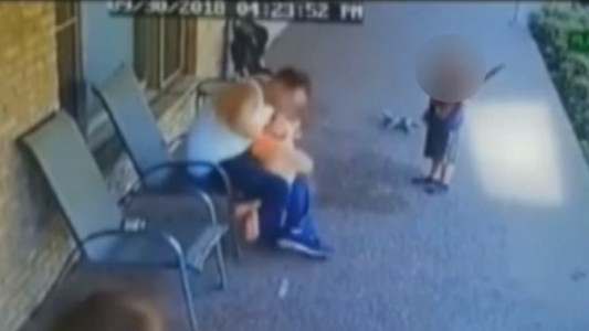 Video terrible: lo grabaron pegándole a su hijo de 6 años y su mujer llamó a la policía