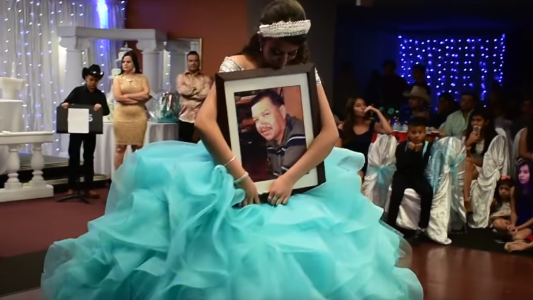 Bailó en su cumpleaños de 15 con una foto de su papá muerto y dejó un mensaje que recorre el mundo