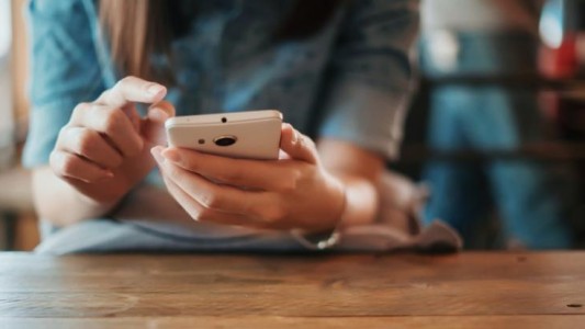 Inédito: una mujer fue condenada a prisión por revisarle el celular de su marido