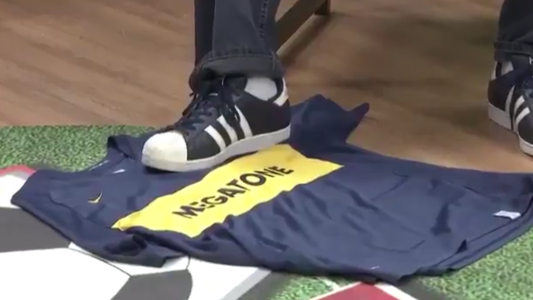 Provocación: un periodista brasileño pisoteó la camiseta de Boca en un programa en vivo