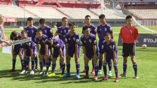 Los chicos rescatados de la cueva de Tailandia visitan el Monumental