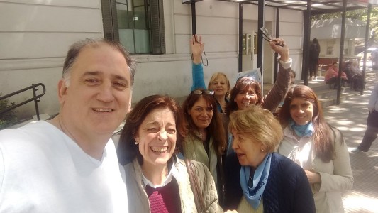 El periodista Mariano Obarrio y un grupo "pro vida" protestaron en la puerta de un hospital para impedir que se realice un aborto legal