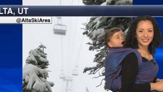 Una meteoróloga dio el pronóstico junto a su bebé y conmovió a todos