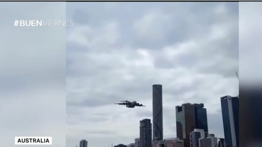 Susto por un avión que pasó volando entre dos edificios