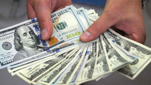 El dólar terminó la semana por abajo de los 38 pesos