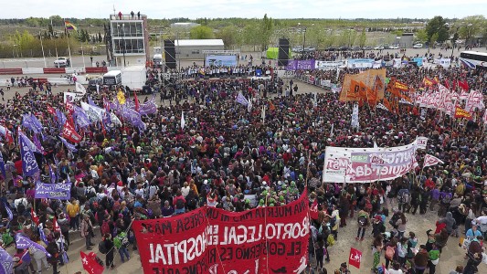 Miles de chicas participan del Encuentro Nacional de Mujeres en Trelew