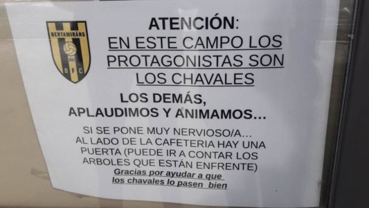 El cartel contra los padres que presionan a sus hijos en fútbol que estalló en las redes