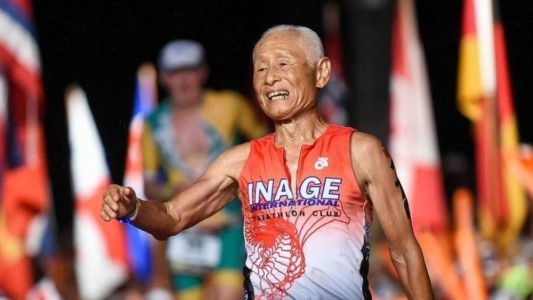 La historia del japonés que completó un triatlón a los 86 años