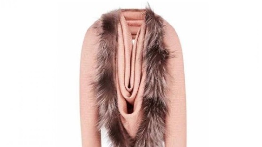 La extraña bufanda que parece una vagina y se volvió viral en las redes sociales