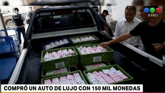 Un colectivero compró un auto de lujo con monedas