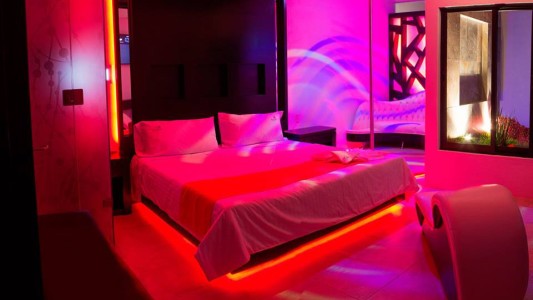 "A izar la bandera",  la promo del telo que regala una noche a padres de abanderados