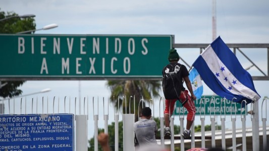 Migrantes hondureños superan bloqueo en la frontera de Guatemala y cruzan a México