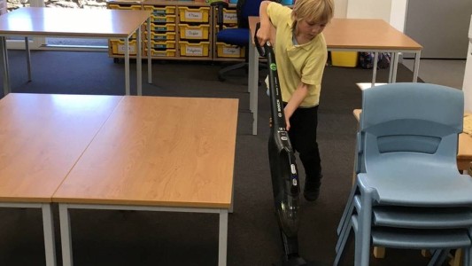 La escuela inglesa que puso a los alumnos a limpiar las aulas