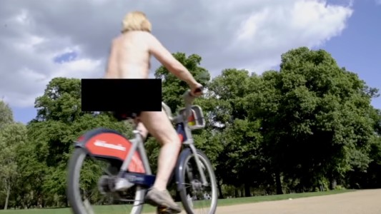 Video: diputado conservador anda desnudo en bicicleta
