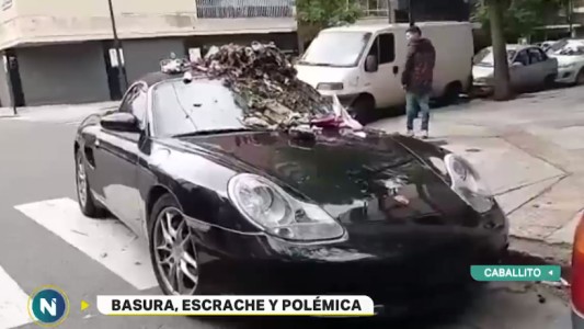 Tapó una rampa con un Porsche y los vecinos se lo llenaron de basura