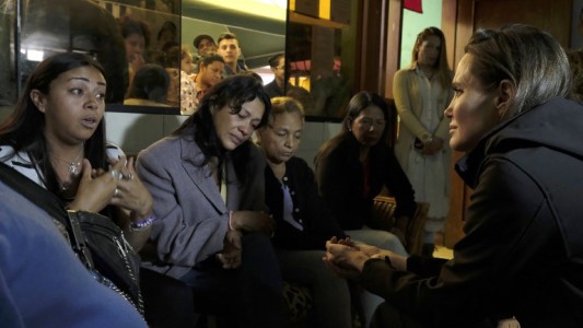 Angelina Jolie se reunió en Perú con venezolanos que huyen por la crisis económica