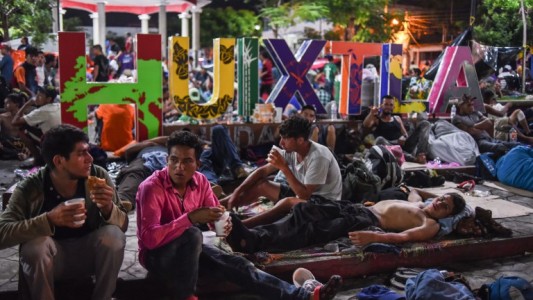 Migrantes hondureños recobran fuerzas en Chiapas antes de seguir y enfurecen a Trump