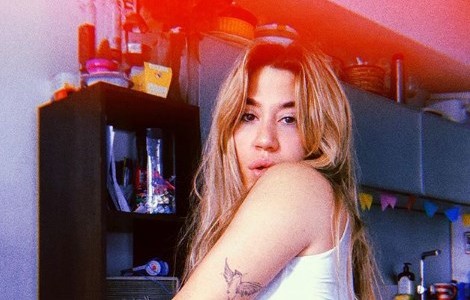 Jimena Barón lució su camiseta mojada y calentó Instagram