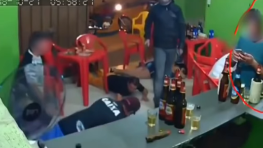 No es joda: estaba en un bar chateando por WhatsApp y ni se enteró cuando entró un ladrón armado