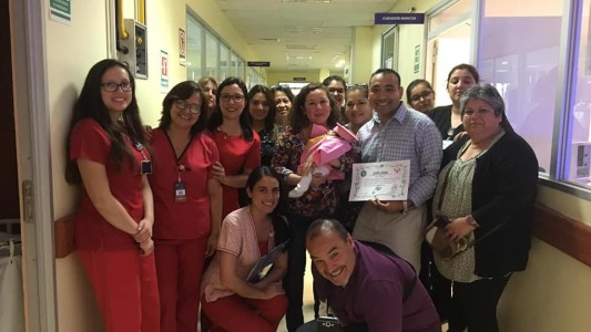 Emoción viral: una ceremonia de egreso a una bebé prematura tras estar 93 días en el hospital