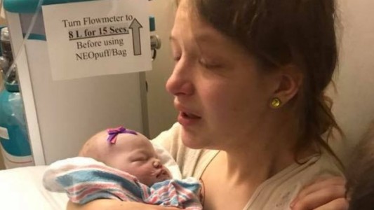 La escalofriante historia de la bebé de 8 días que murió por un beso