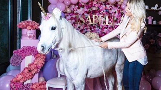 Wanda festejó el cumpleaños de Isabella con amigos, 20 mil rosas y un unicornio "real"