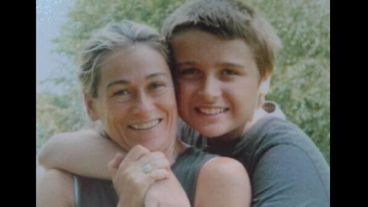 Pide ayuda para recuperar un celular robado en el que tenía recuerdos de su hijo fallecido