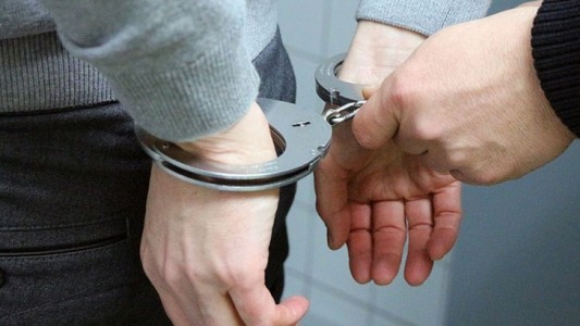 Detuvieron a cinco solicitantes de asilo por violar durante varios días a una adolescente