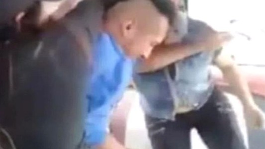 Subió a robar un colectivo, su madre lo reconoció y lo hizo bajar a chancletazos