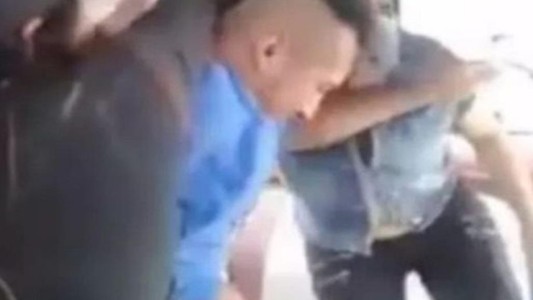 Subió a robar un colectivo, estaba su mamá y lo bajó a "chancletazos"