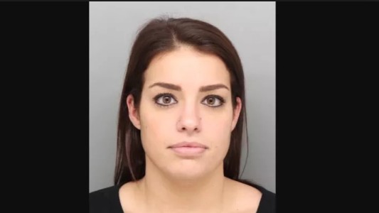 Una maestra tuvo sexo con una alumna de 17 años y quedó libre tras pagar una fianza de 100 dólares