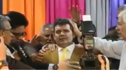 Video: se desplomó el escenario cuando evangelistas bendecían a Alfredo Olmedo