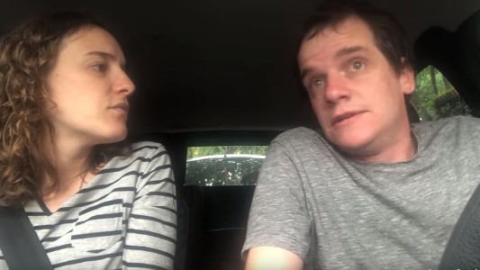 El video viral de la pareja que discute por la final Boca - River