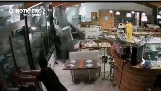 Video: una ola gigante, adentro del restaurante