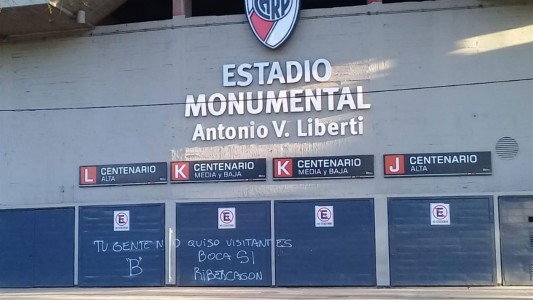 Mal arranque de la Superfinal: pintadas en el Monumental