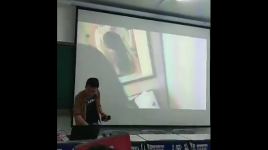 Puede fallar: por error, un profesor puso una película pornográfica en medio de una clase