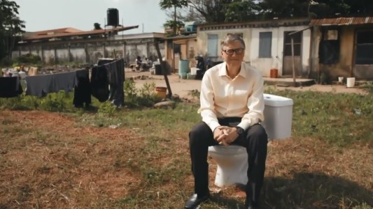 Así es el inodoro sin agua que presentó Bill Gates