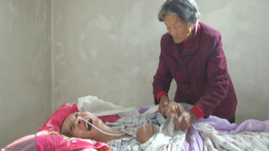 El joven chino que despertó del coma tras 12 años frente a su madre que lo cuidaba