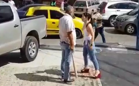 Descubrió a su marido con la amante y los enfrentó con un bate de beisbol