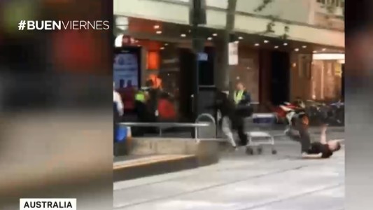 Australia: explsión y ataque a puñaladas