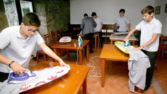 El colegio español que le enseña a sus alumnos a planchar, cocinar y coser
