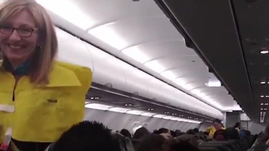 El desopilante discurso con los consejos de seguridad antes del despegue del avión