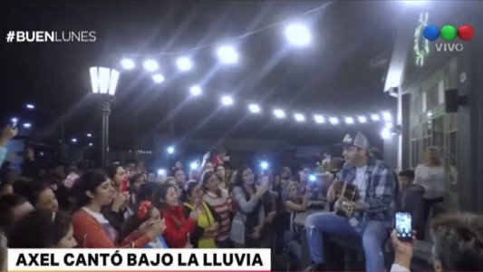Axel cantó bajo la lluvia