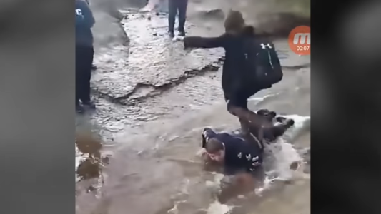 Video: estudiantes obligan a un chico con parálisis cerebral a hacer un "puente humano" en un arroyo