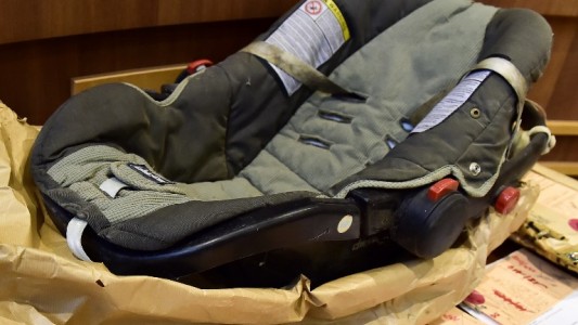 Revisaban un auto en el taller mecánico y hallaron a una nena en el baúl